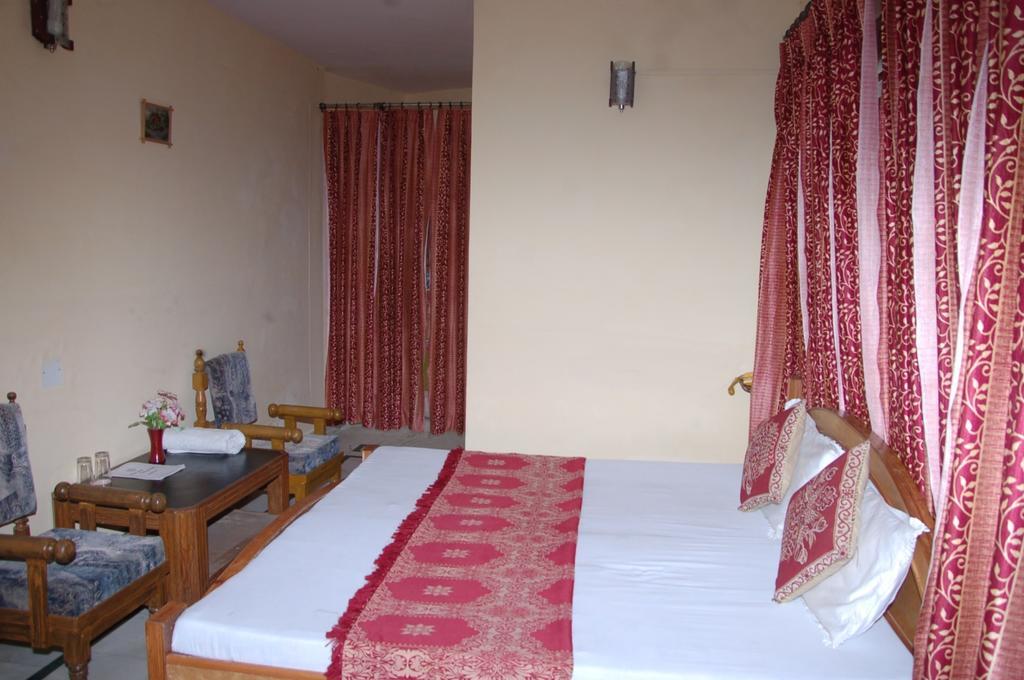 Hotel Arsh International Nainital Zimmer foto