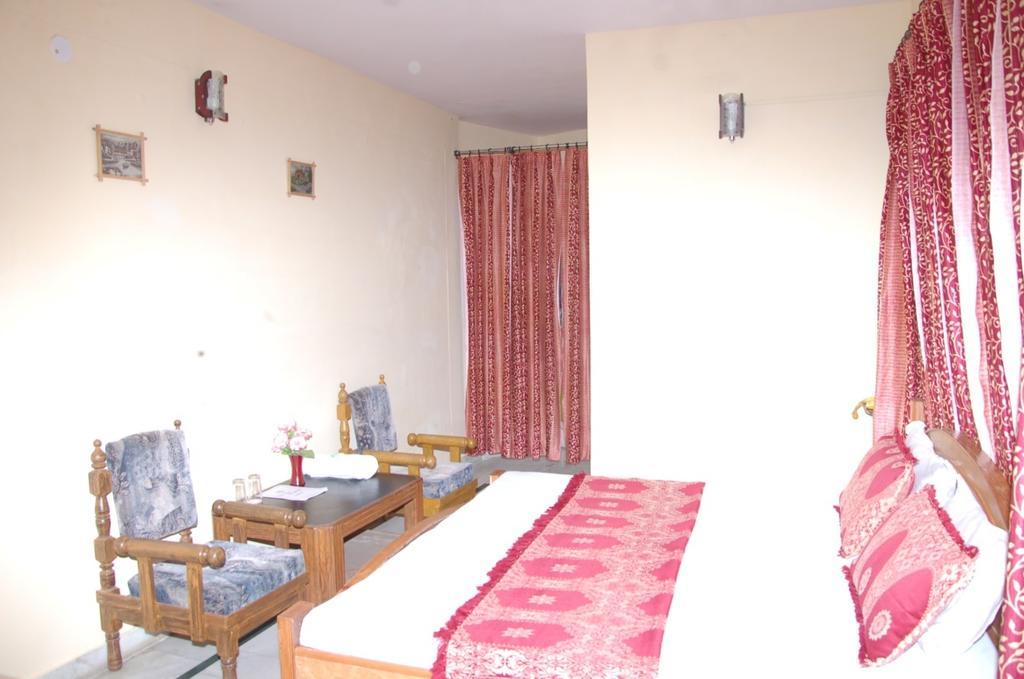 Hotel Arsh International Nainital Zimmer foto