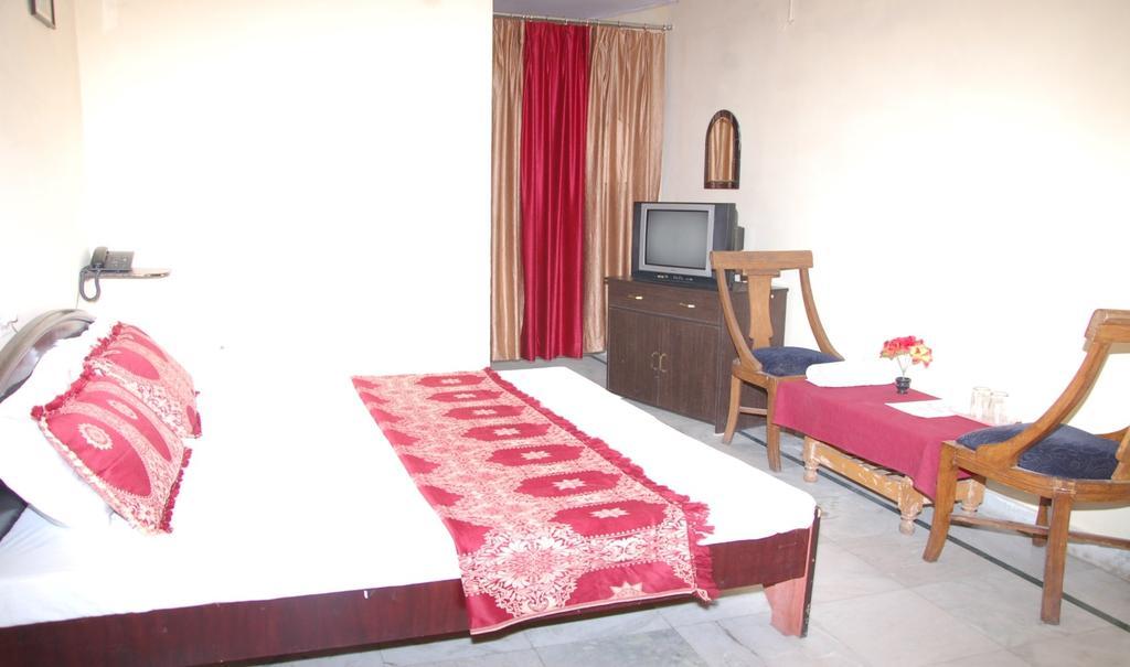 Hotel Arsh International Nainital Zimmer foto
