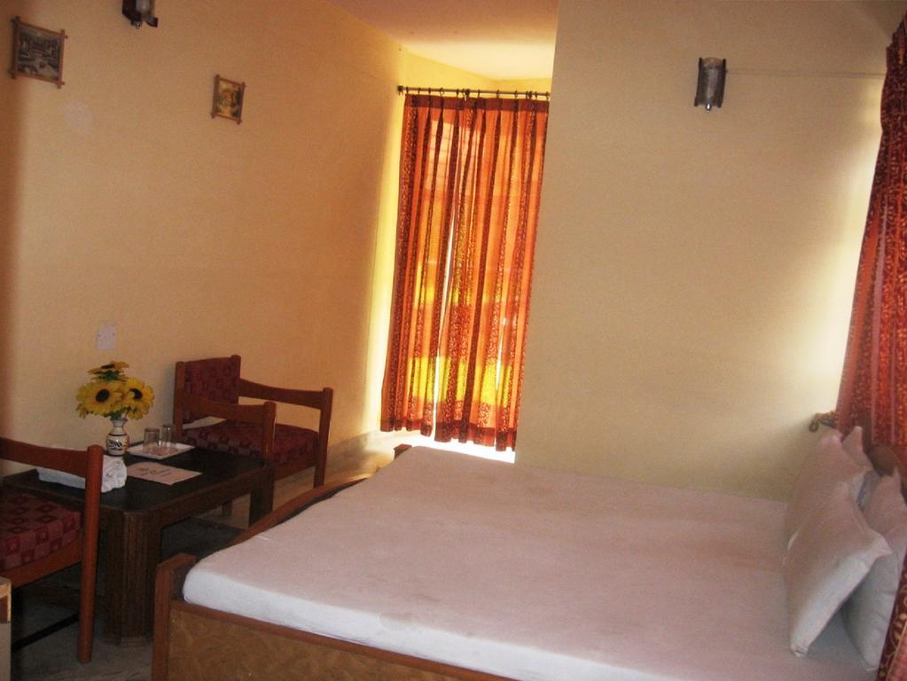Hotel Arsh International Nainital Zimmer foto